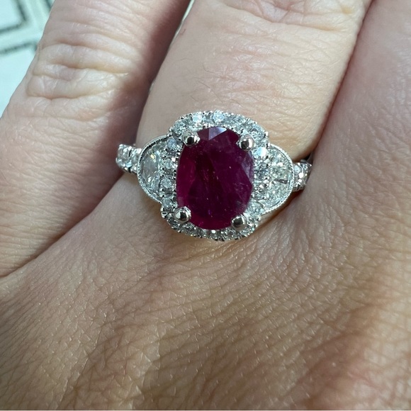 18k White Gold Diamond & Ruby Ring - Picture 6 of 9